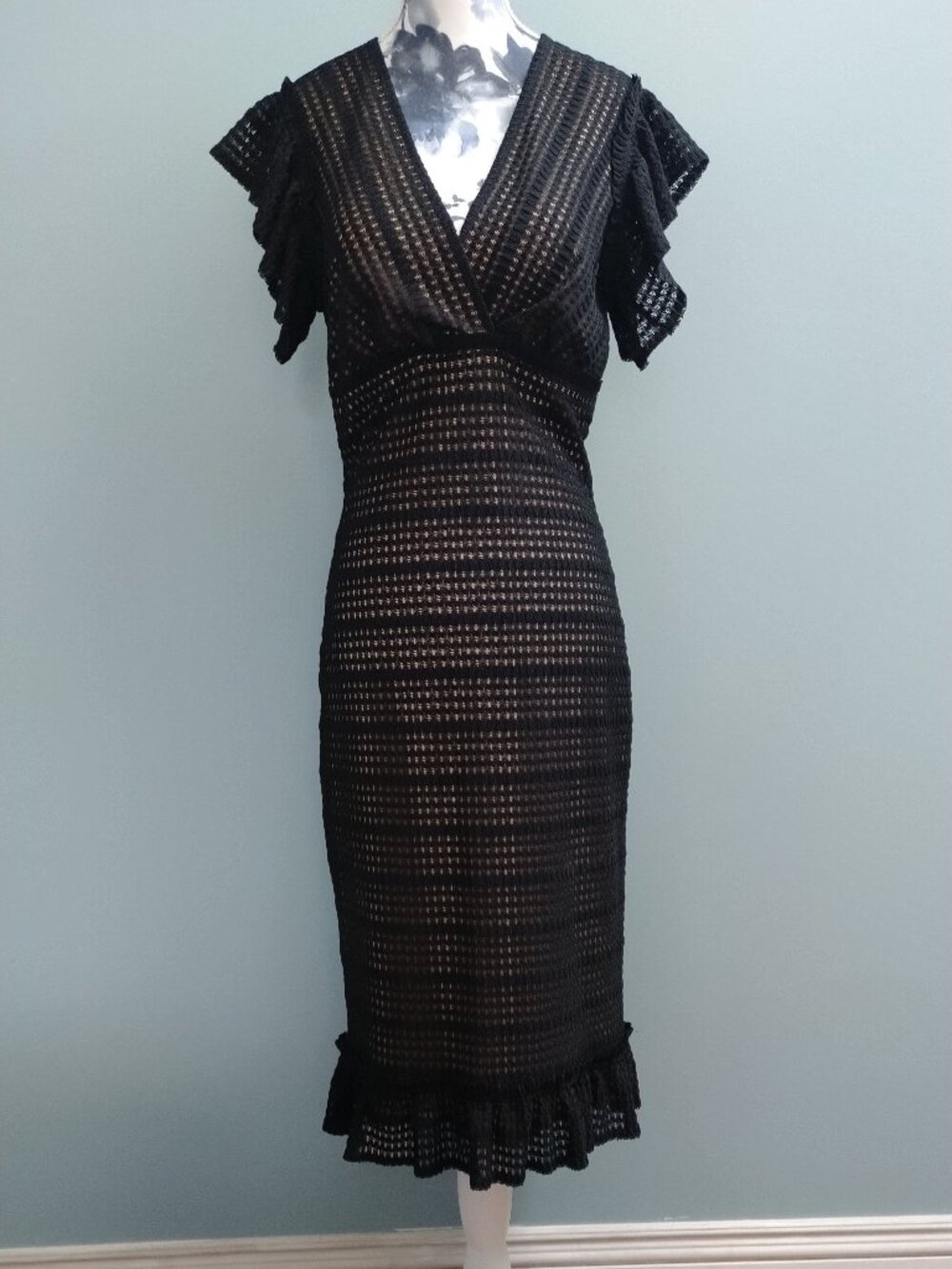 Black Lace Bodycon Dress with Ruffled Sleeves and hem